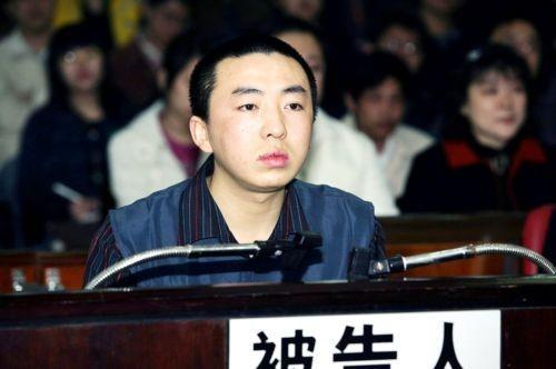 广东广州，小伙取钱时不小心多按了“一个零”，结果ATM机真的吐出来1000块，而