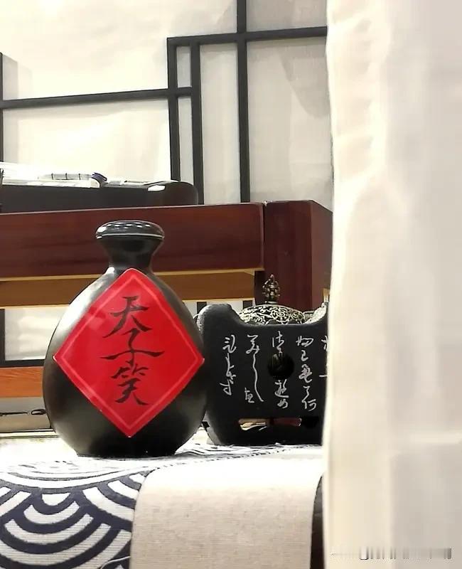 看到“酒里千秋梦”这个上联，瞬间来了兴致。这上联太妙了，酒里藏着千秋的梦想，有种