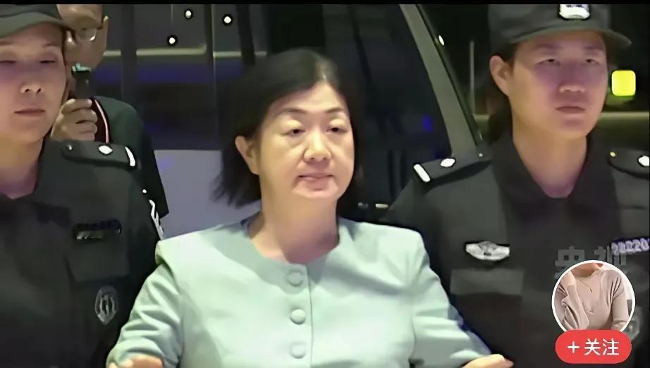 周静华一脸的从容淡定：真可谓死猪不怕开水烫！
已经56岁的红色通辑人员周静华，终