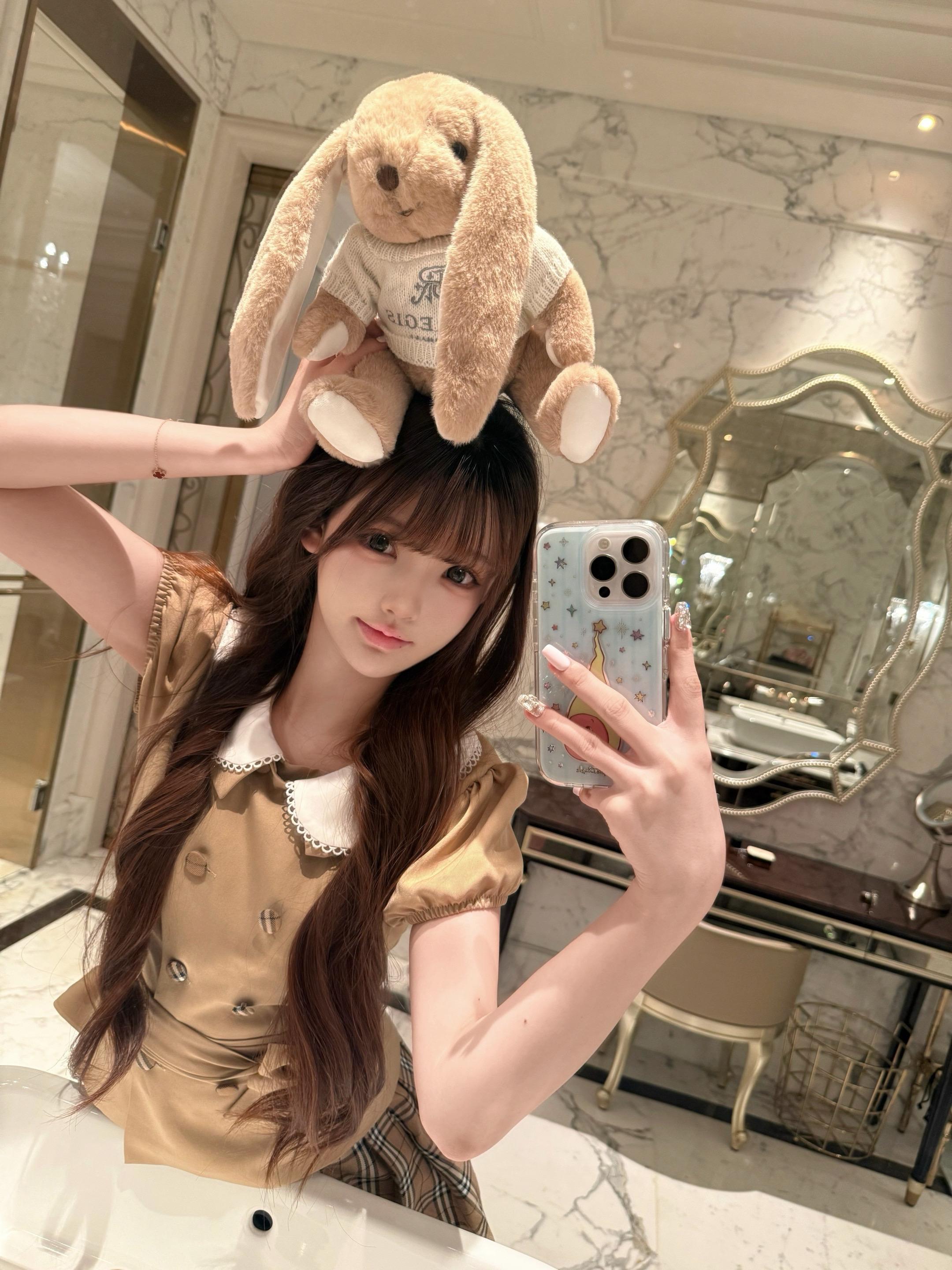 我好像生下来就是被幸福环绕的 我的家人全力托举我 我身边的所有朋友都爱...