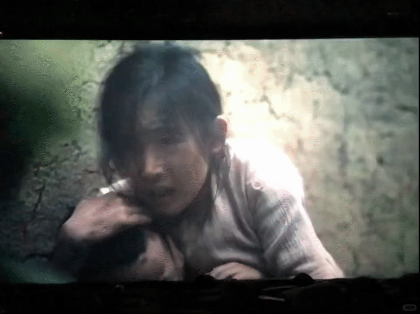 夏橙抱着莫等闲躲在墙边那一幕，坦克开炮后等闲伸手捂着妈妈的耳朵，小小的男子汉也在