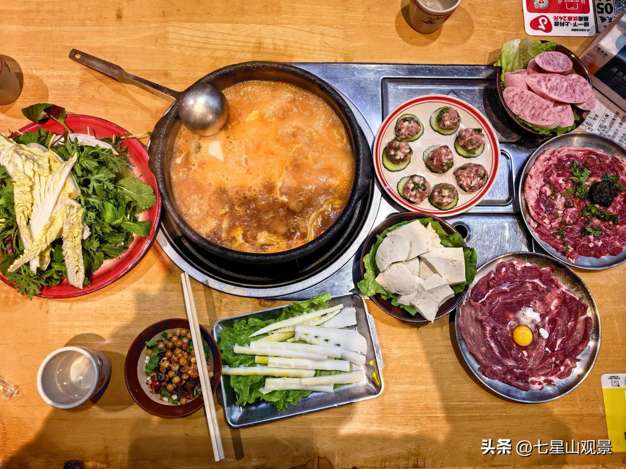 分享生活中美食吃大排档酸汤火锅