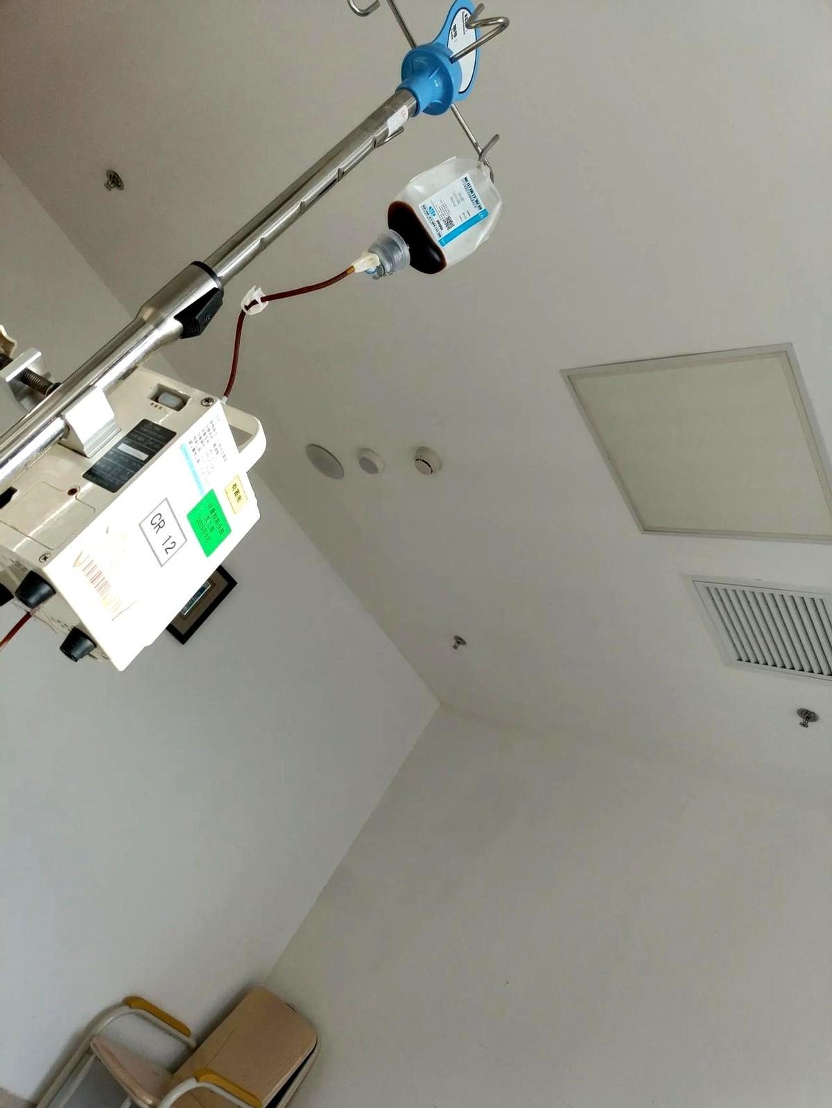 安贞医院，一根针扎进我手背，冰凉的液体开始往里灌。
我躺在床上，眼睛扫了一圈，这