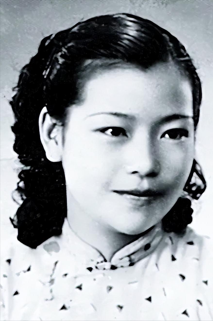 1976年，一个白发苍苍的老妇纵身跳进了北京护城河中，人们把她打捞起来后，才发现