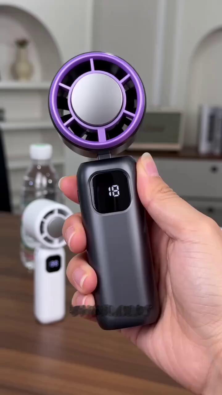 手持小风扇见多了，能制冷的你肯定没见过。普通风扇吹热风，它能吹出凉爽冷风。长按显