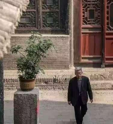 凑120万买了栋3000平的古宅。
 
那宅子哪能住人？二楼屋顶草长半人高，下雨