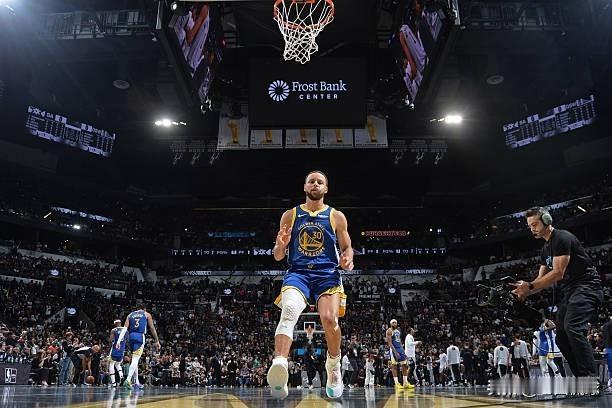 库里追平乔丹并列历史第一…今天，NBA杯小组赛，勇士客场109：108险胜马刺…