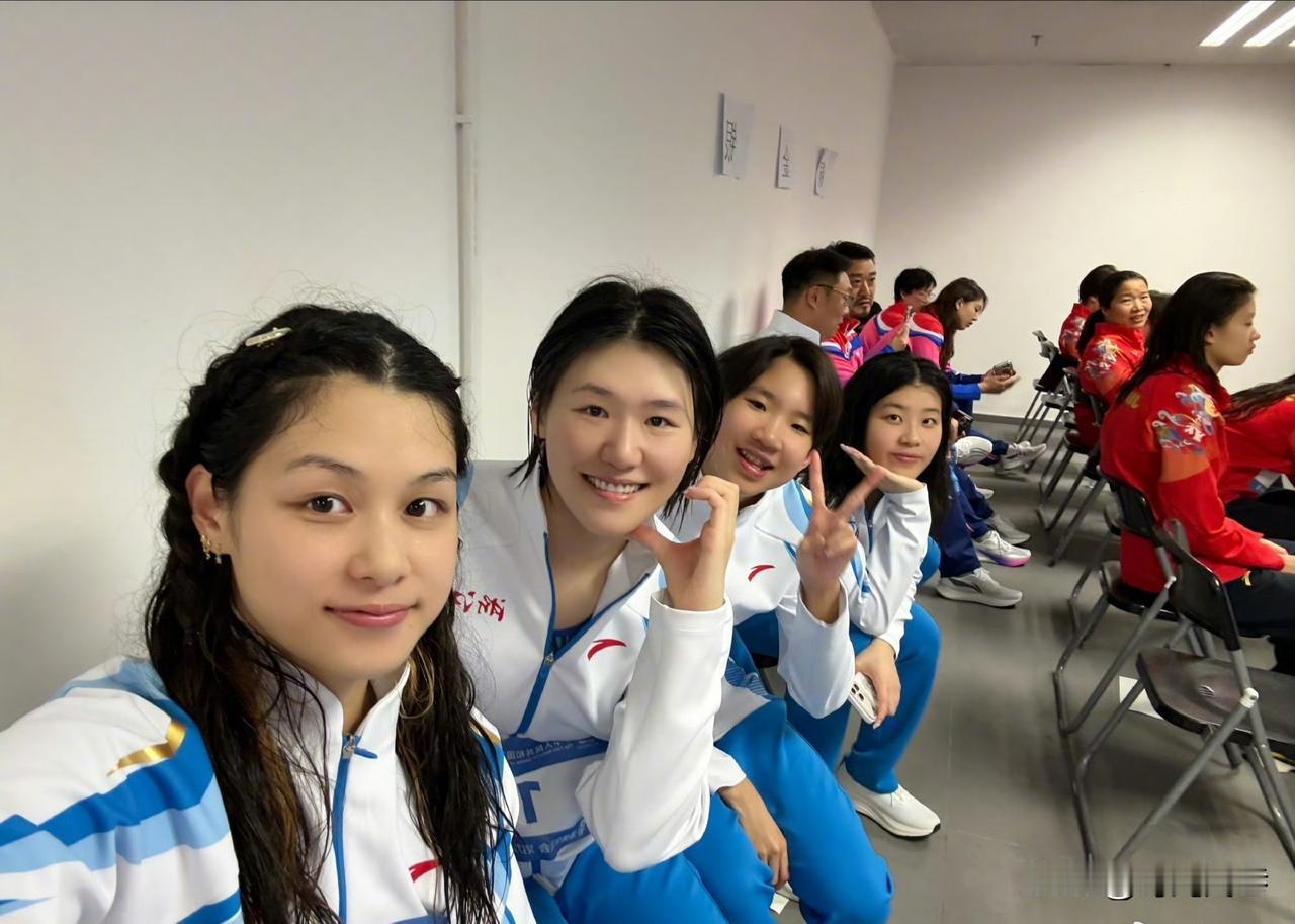 照片中的四位泳坛实力新星中，叶诗文当最属耀眼。剩下的三位大家有全认识的吗？