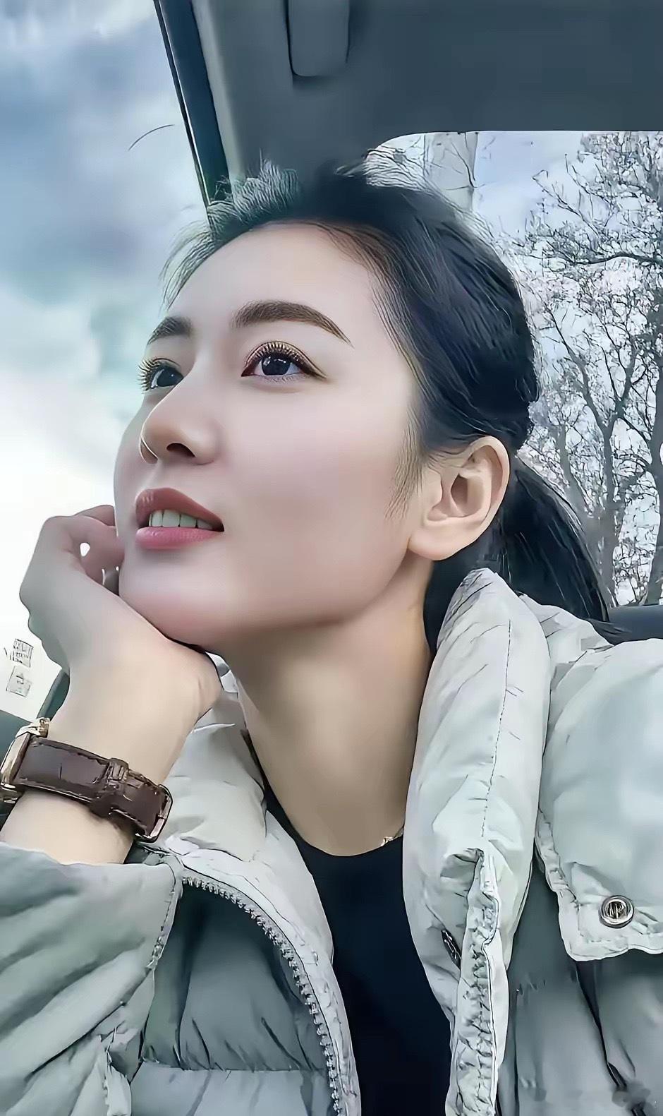 当医生的朋友提醒我，冬天来了，一定要戴一顶帽子。她说， 寒从足下生，热从头上跑。