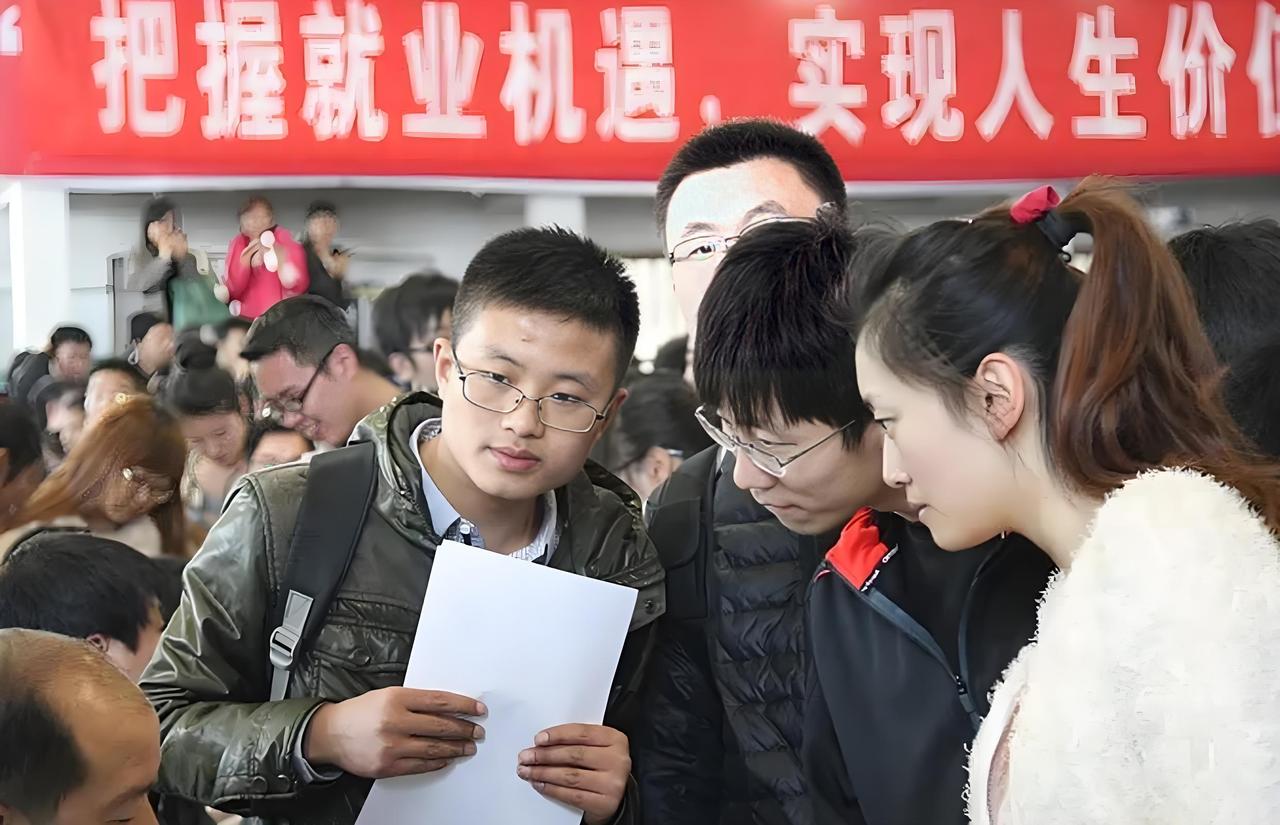 各级劳动部门关注失业者太有必要了。当下就业压力大，“下岗”现象曾因过去就业制度和