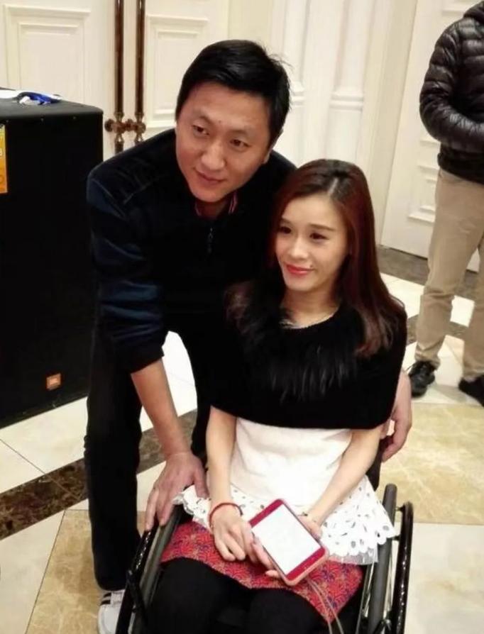 桑兰瘫痪后拿到了1000万美金的赔偿。就在这个时候，照顾了桑兰9年的男友黄健，突