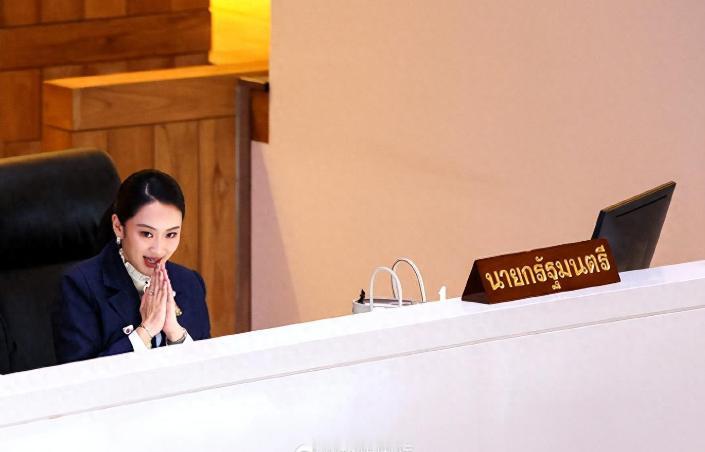 弃政从商？佩通坦辞职了，泰国政坛的魔咒最终还是没有被打破。

从父亲他信到姑姑英