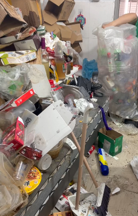 #房东清理租客垃圾赚98损失4000#【租客入住两年半垃圾堆满屋 房东：拉了两车