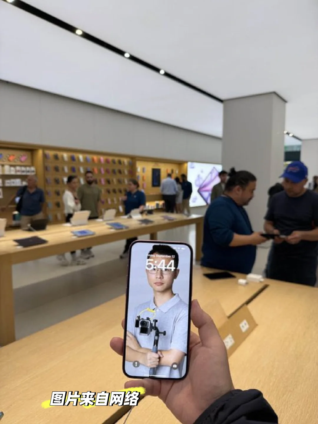 近日有不少人去apple store，把iphone的背