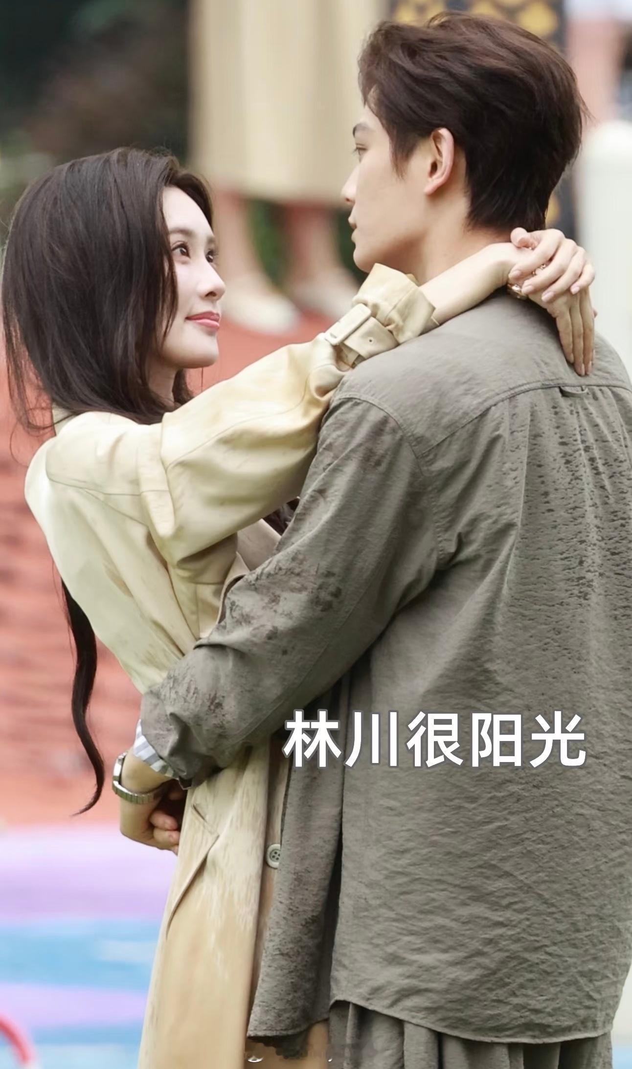 丁禹兮、孟子义《爱在无尽夏》最新路透，两人不仅亲密相拥还有深情对视，这对的CP感