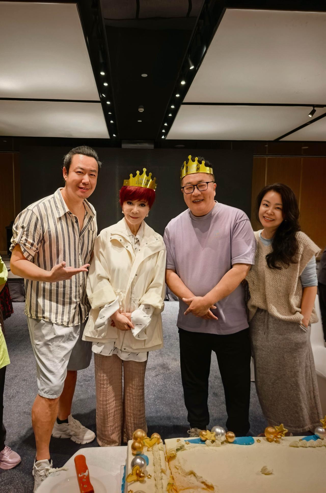 都说小柯这次成都演唱会，嘉宾有点弱。
蔡明、李晓东、刘端端，还有个川音最年轻的古