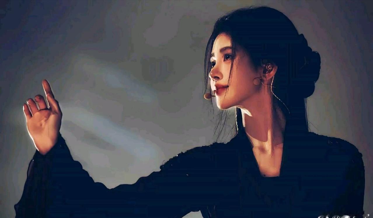 鞠婧祎 jjy鞠婧祎elle四月刊官宣节奏 jjyelle连发15条鞠婧祎 
