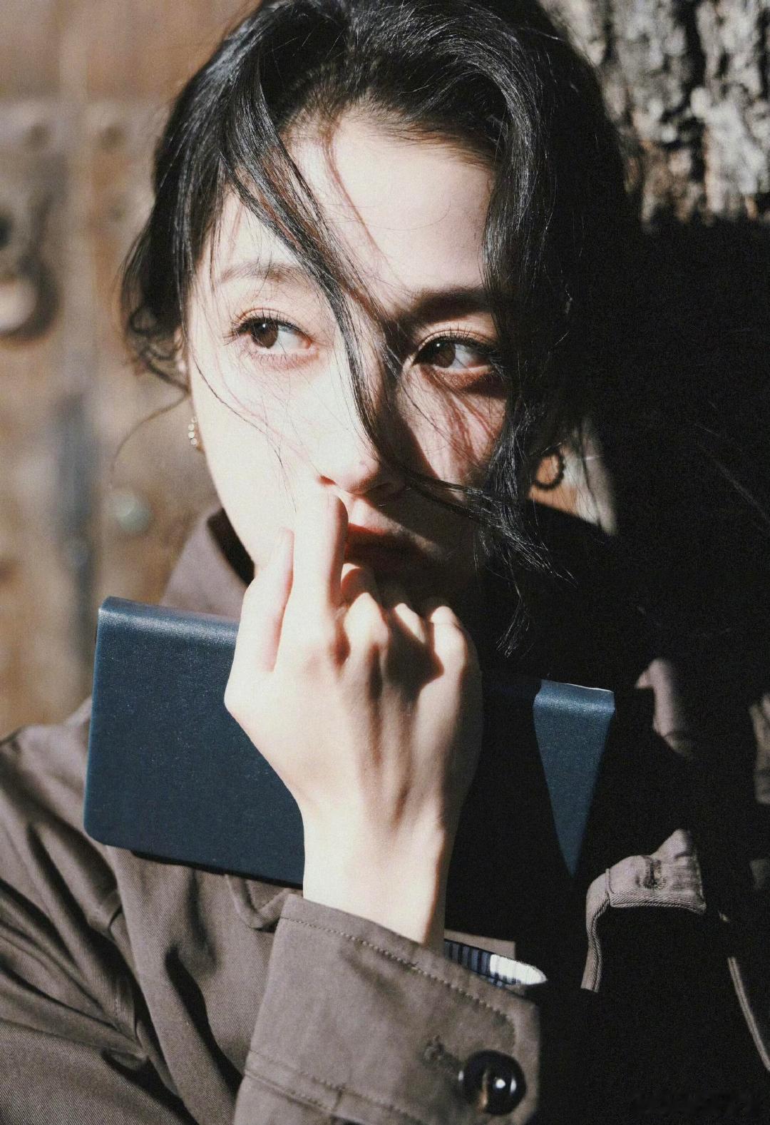 关晓彤胡同随拍，疼痛文学女主来的关晓彤胡同疼痛文学关晓彤胡同随拍 ​ ​​​
