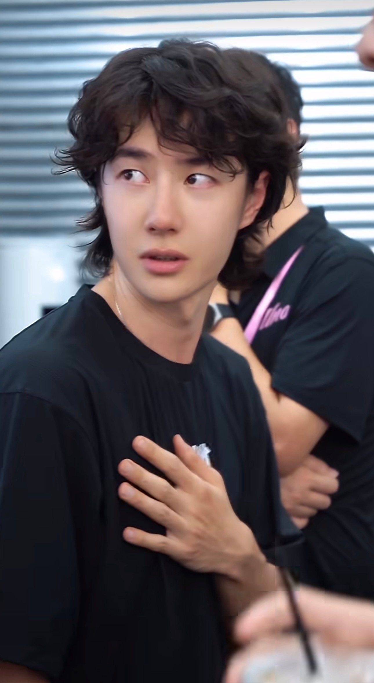 同一个视频背头就是年上，刘海就是年下，这样的王一博让人这辈子也脱不了粉