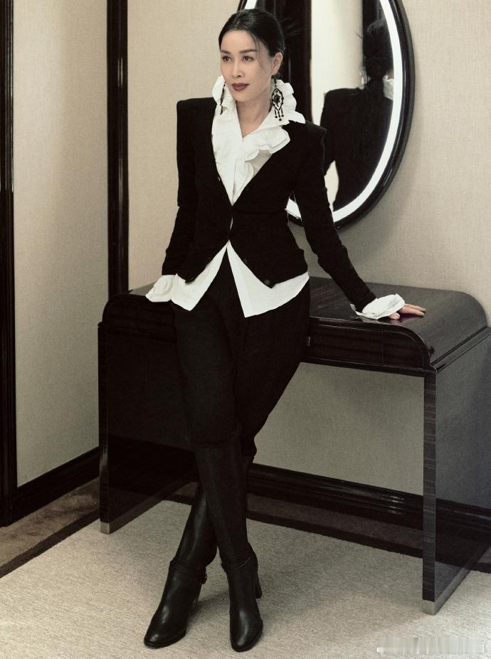 那英拿高音轰蚊子那英的高音居然是隐藏除蚊神器，她穿着美美的层叠长裙，和大张伟嗨唱