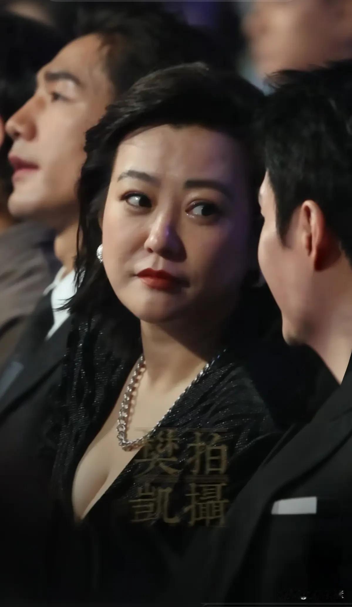 风姿绰约，嘴角上翘，
眼神迷离，丰满美韵，
邓超前女友赫蕾，
应该是少妇界的天花