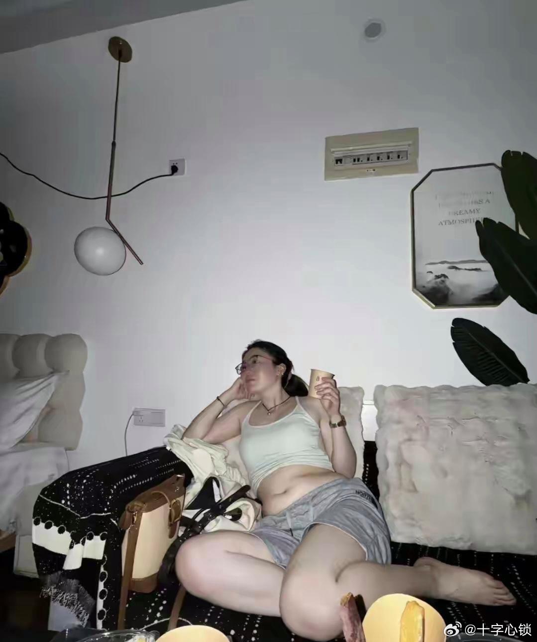 兄弟的媳妇天天在家不出门，这身材都快走样了，怎么才能让她出去工作呢？都给支支招。