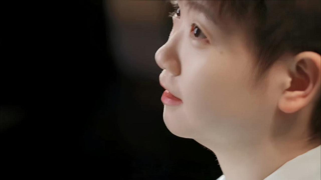 原来真的有人，连睫毛上都沾着光。

镜头里的孙颖莎，侧颜线条干净又柔和，长长的睫