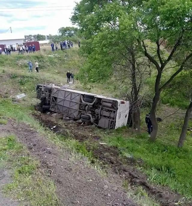 一辆载有中国游客的旅游大巴在俄罗斯滨海边疆区竟然与货车相撞了！这起事故究竟造成了