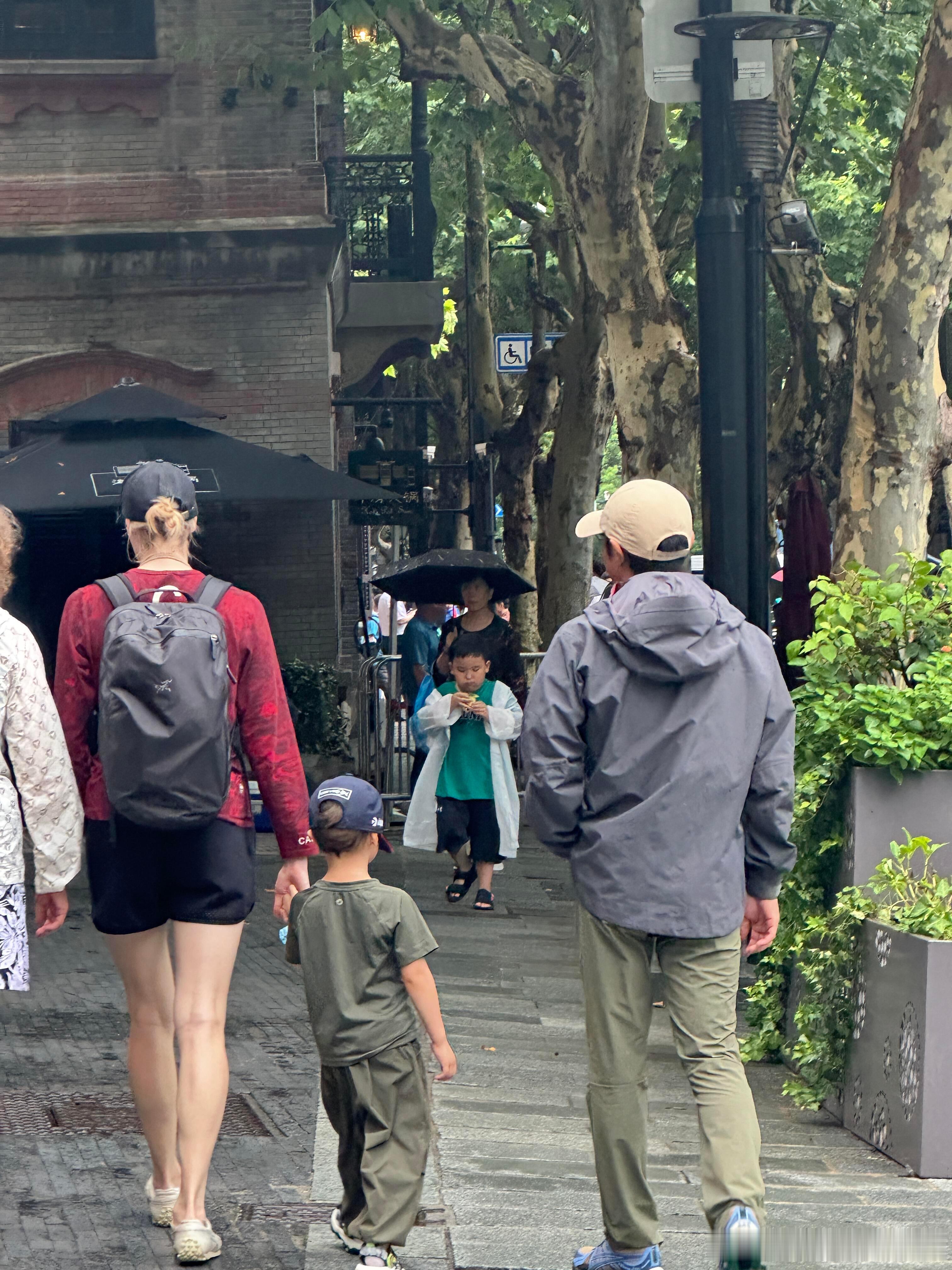#上海偶遇撒贝宁一家##撒贝宁夫妇带孩子上海逛街# 上海偶遇撒贝宁一家，夫妻俩带