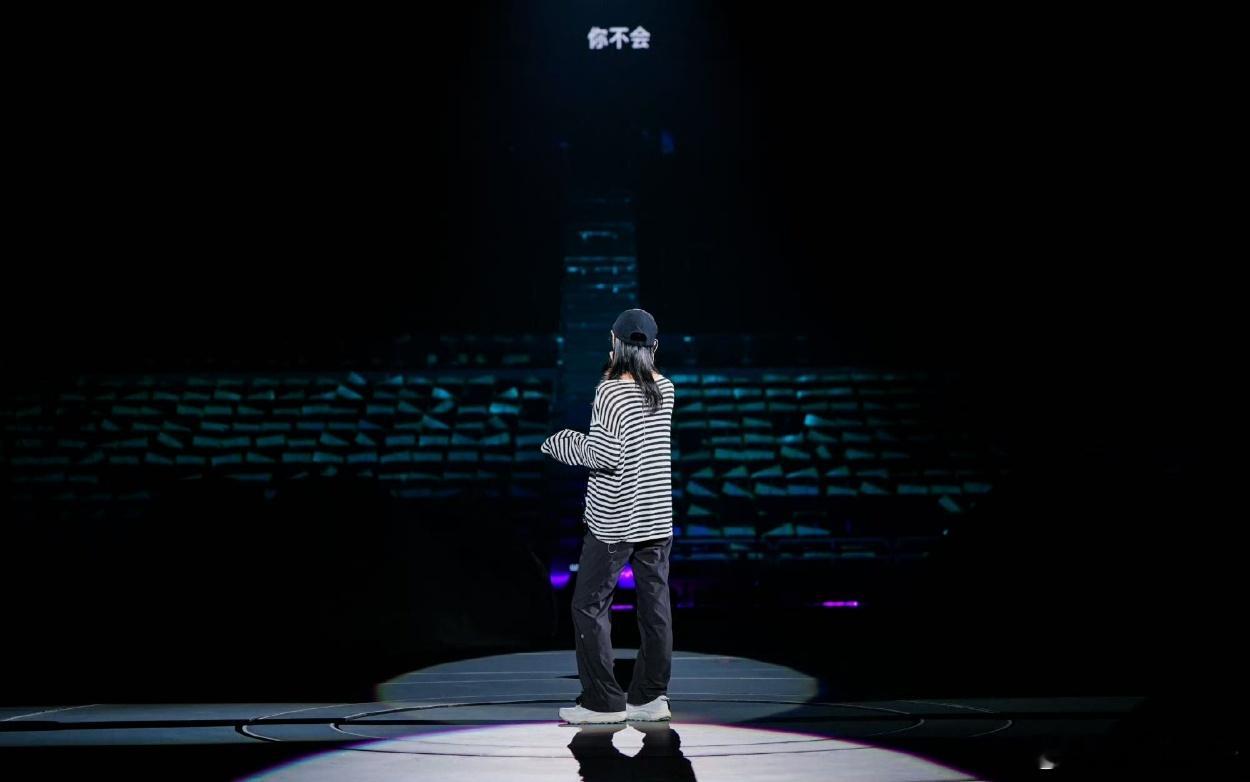 陈粒演唱会 生日场的陈粒唱得真的太好听了！现场气氛超级棒，大家都在一起嗨，她的歌