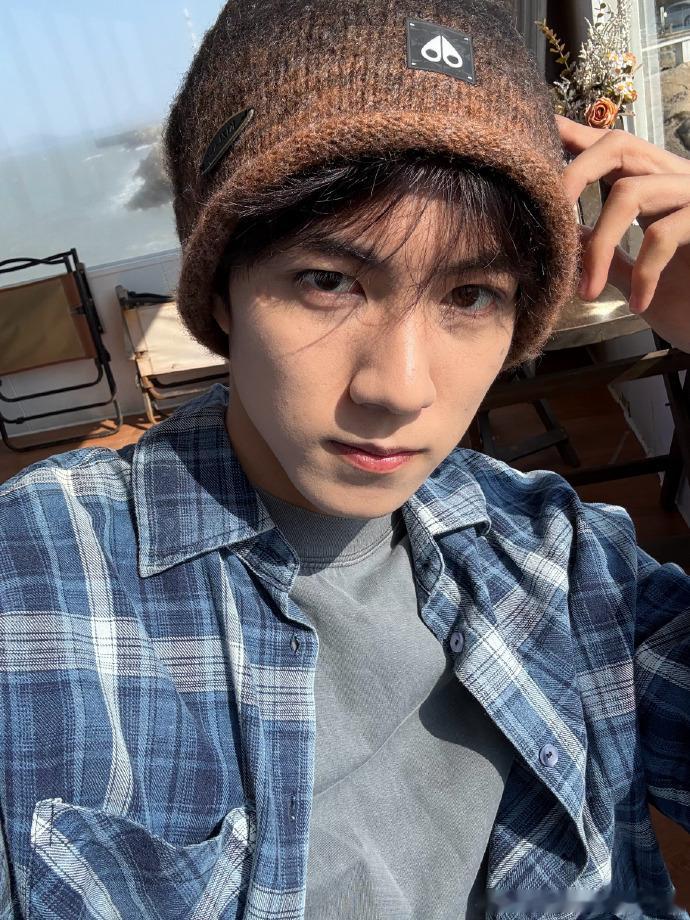 赵一博晒太阳长个  赵一博晒太阳好舒服 亲爱的朋友们，赵一博的晒太阳长个妙招已经