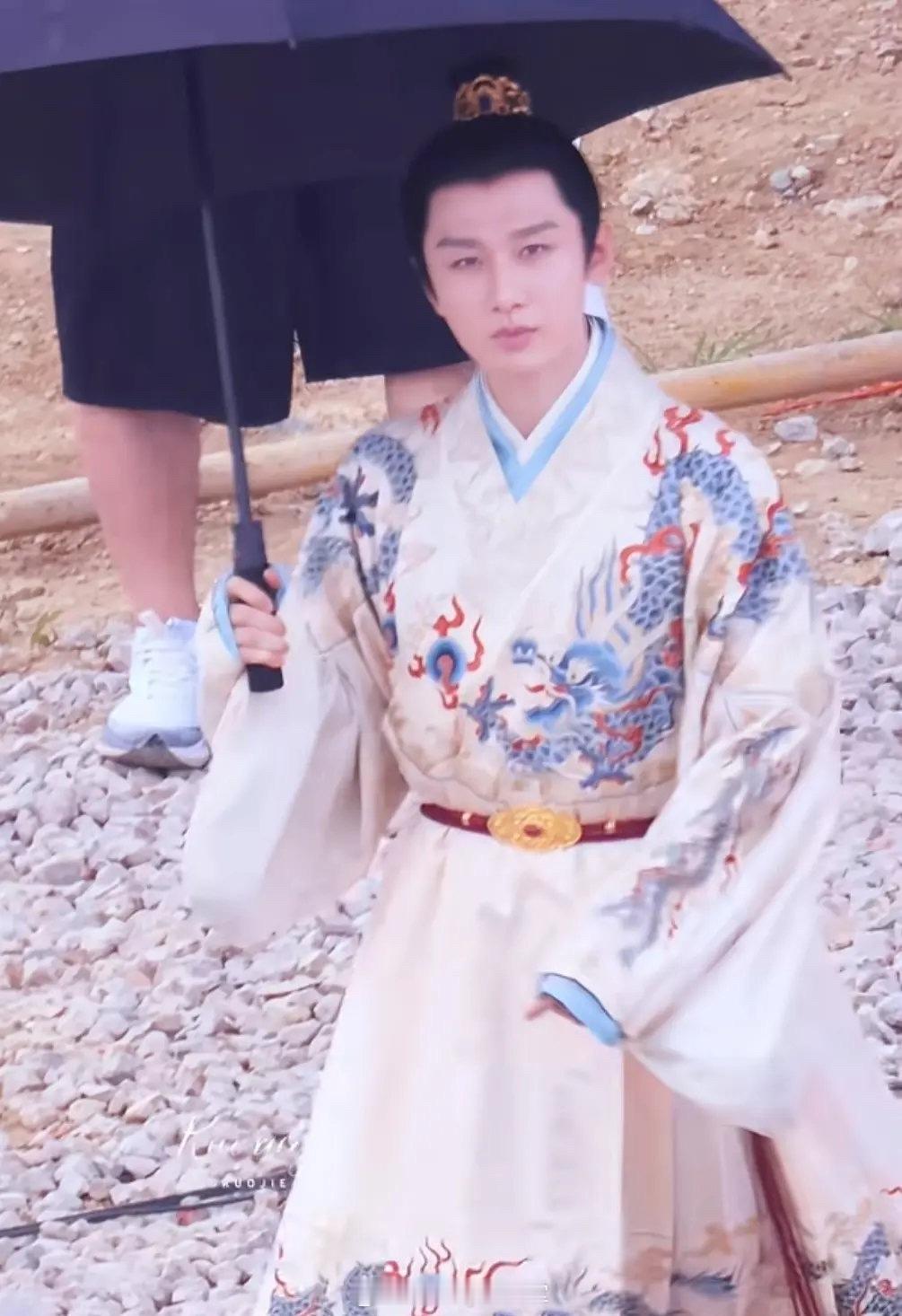 成毅《两京十五日》造型路透，这次没有半永久刘海，整张脸都露了出来，状态怎么样？ 