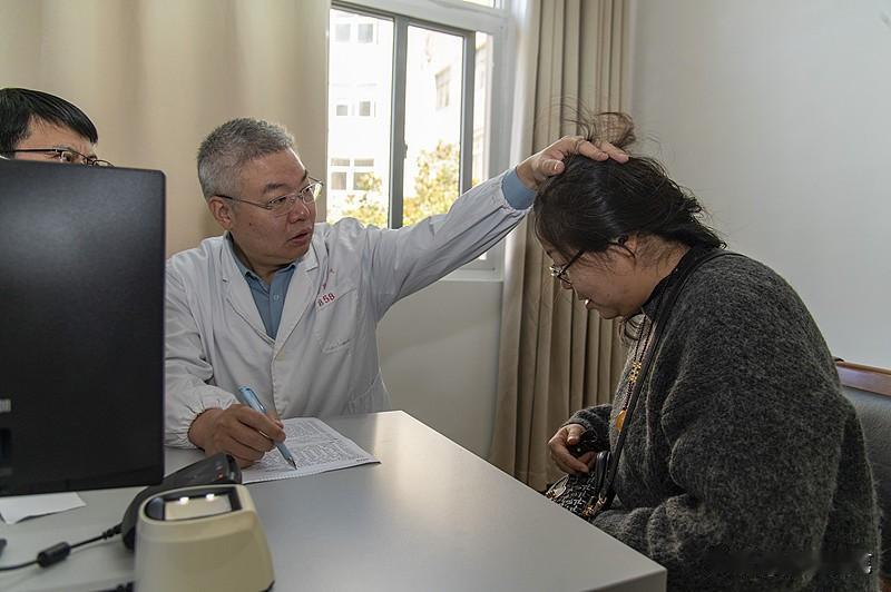 之前陪家里长辈跑了快半年的耳鼻喉科，总算搞懂耳鸣脑鸣为啥这么难搞定。
首先是病因