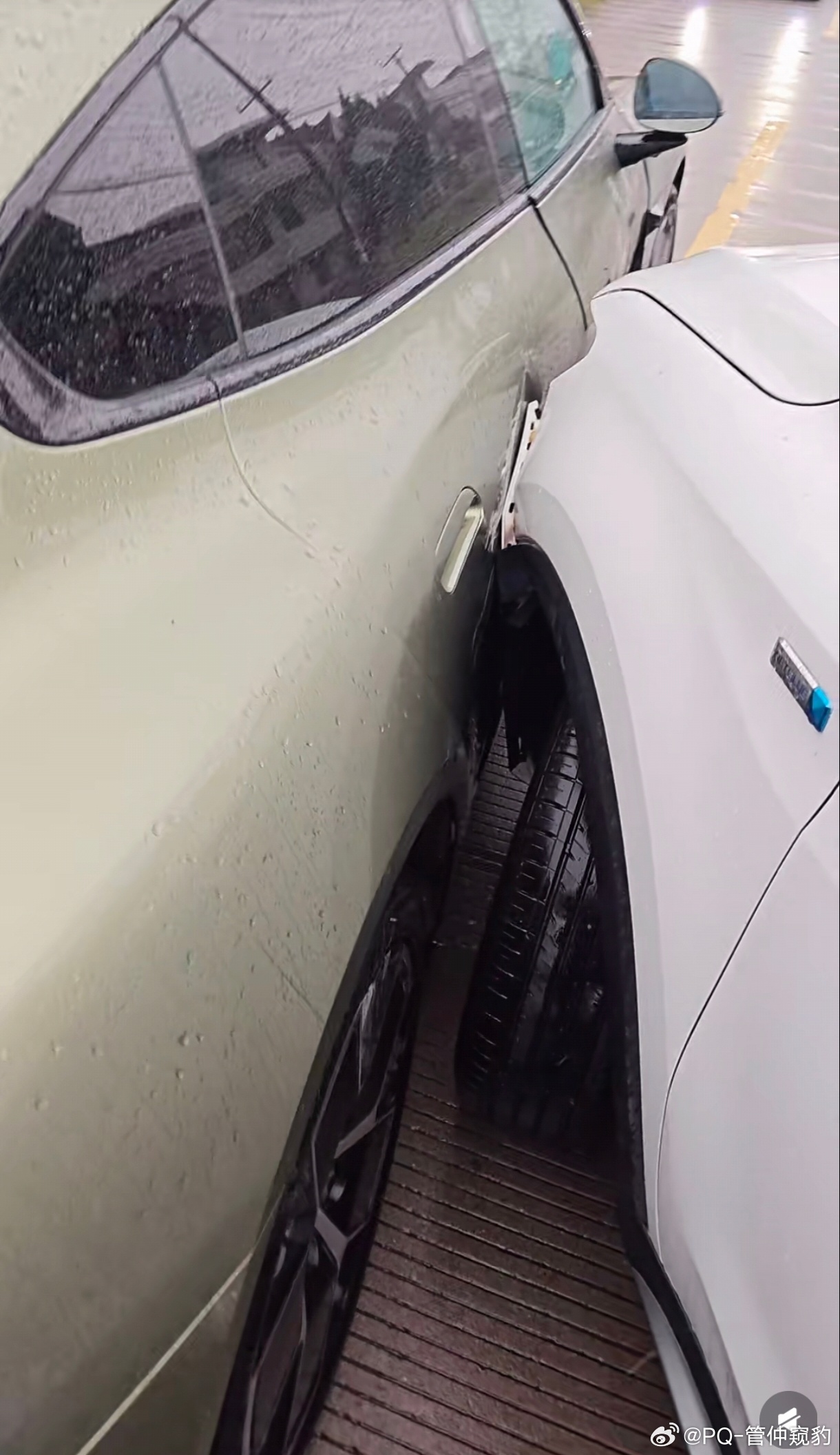 对方全责，车被撞这样钣金还是换车门？如果自己长期开，不打算卖，换掉如果开不久，可