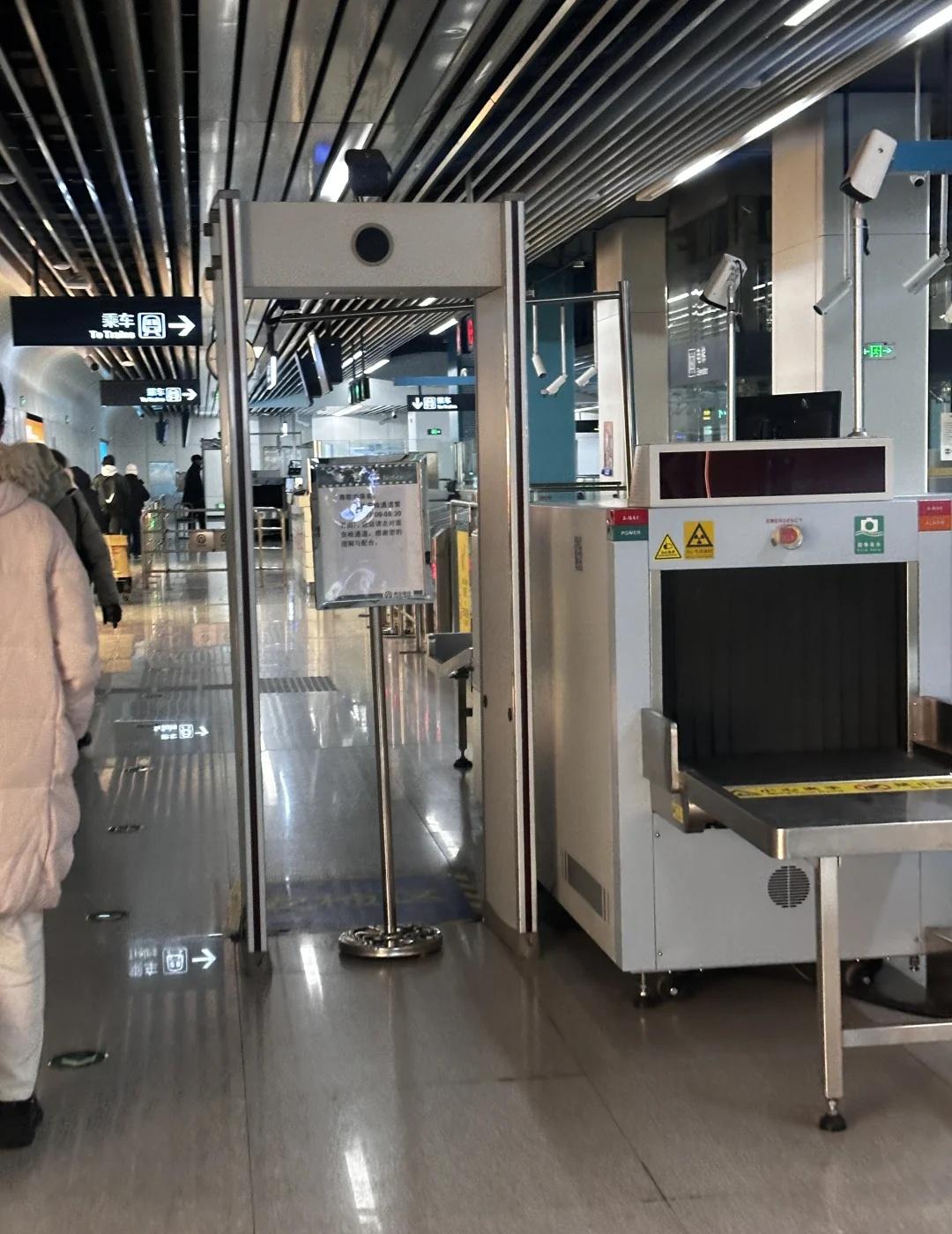 青岛地铁这是揍啥
早上路上有雪不敢开车，心想着坐地铁也挺快，啥时候家门口安检口都