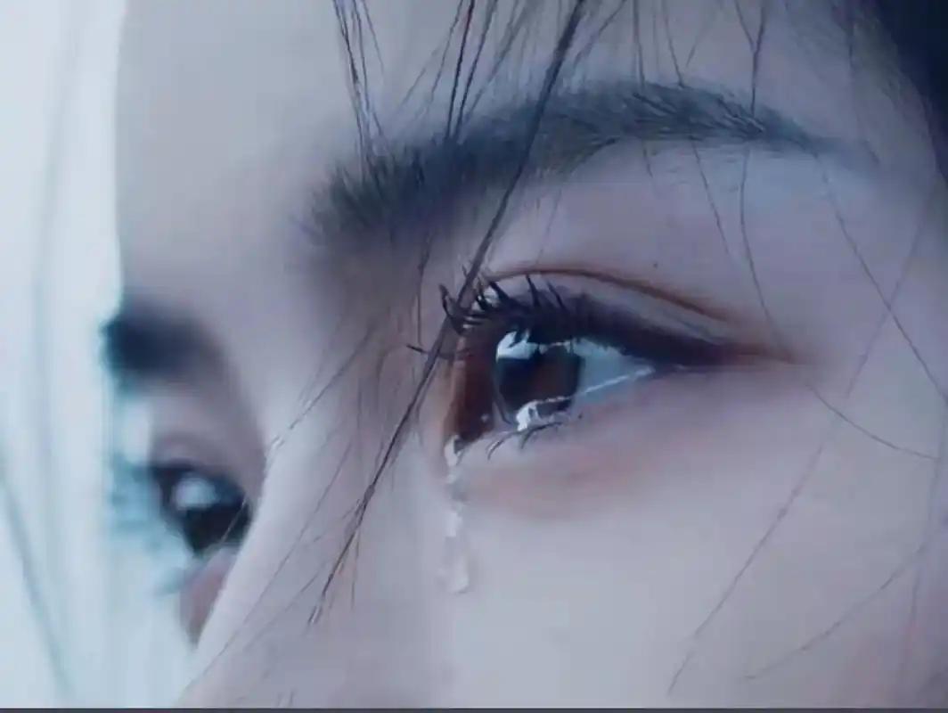 难过的时候，我最想找朋友倾诉。把心里的苦水倒一倒，就像给气球放气，心理负担瞬间减