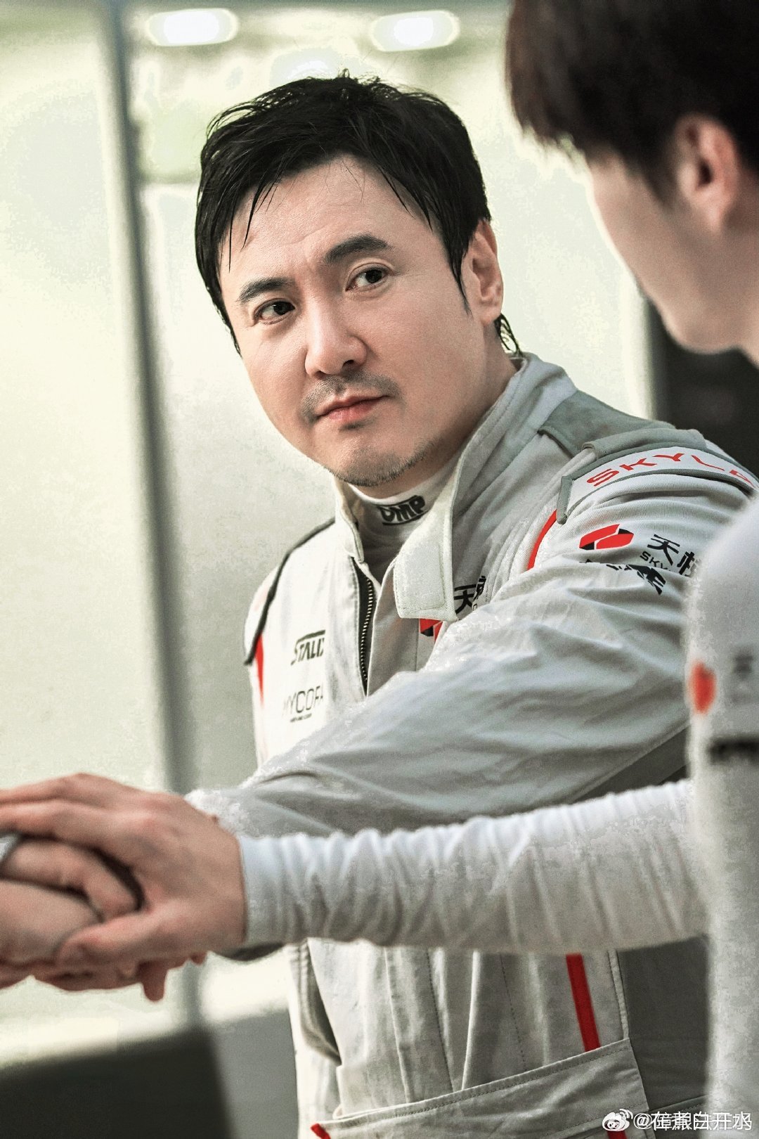 沈腾飞驰的眼泪我终于懂了《飞驰人生3》真的好戳人，张驰一路跌跌撞撞，从孤军奋战到