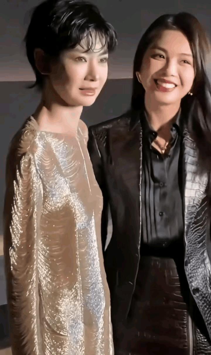 戚薇和刘涛一起亮相，整体气质、衣品以及颜值都显得如此出众。刘涛的状态尤为出色，仿