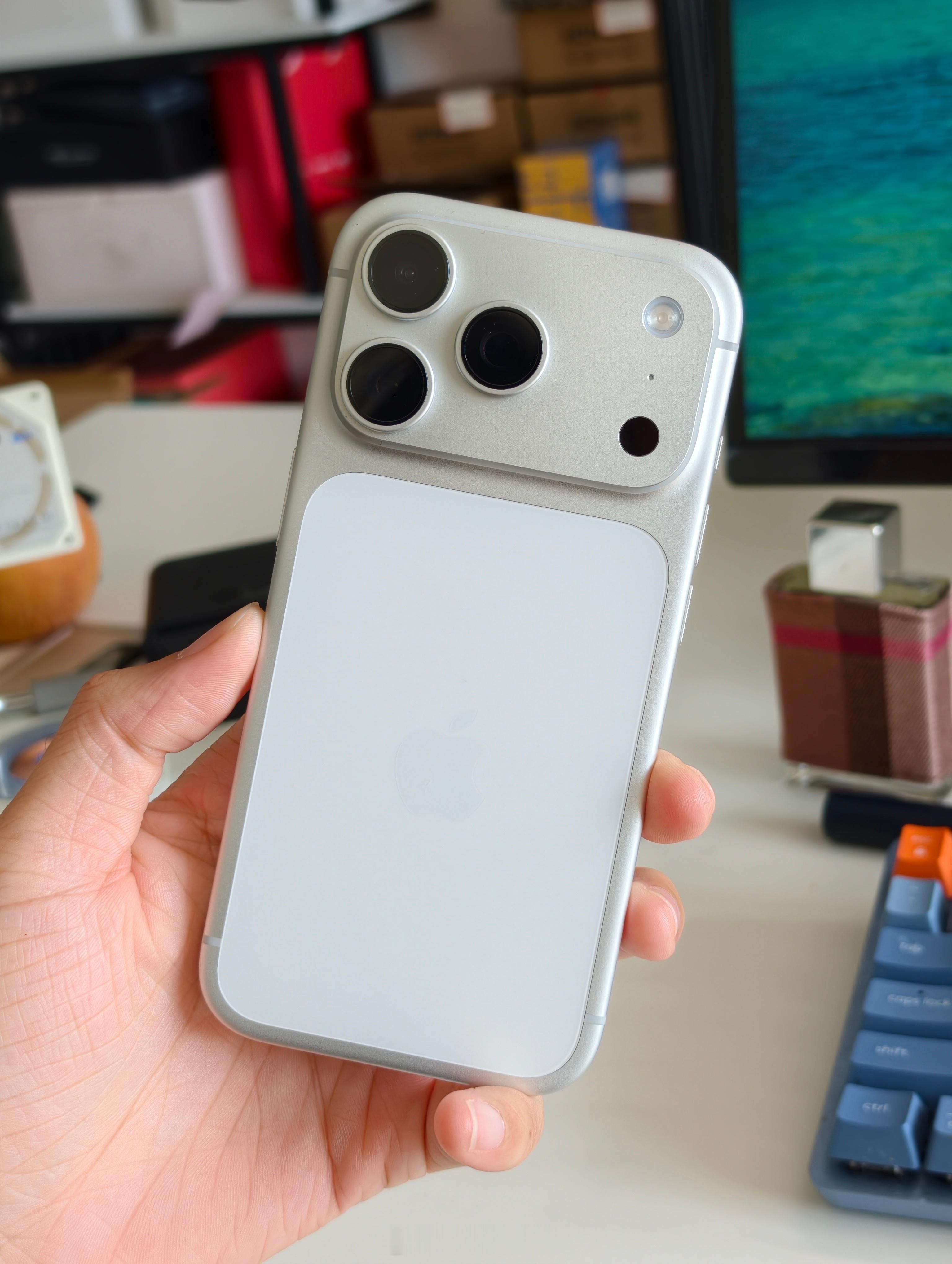 曝iPhone18系列测试拼接微透玻璃不得不承认今年iPhone17 Pro后面