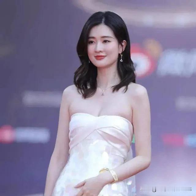 #疑似乔欣结婚#
乔欣和她男朋友之前就被拍到过，感情还挺稳定的，结婚也传过好几次