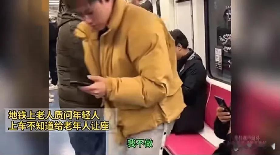 黄衣小伙子做的对，离远这些社会垃圾！一老人刚上地铁就对着一排年轻人吆喝，还不起来