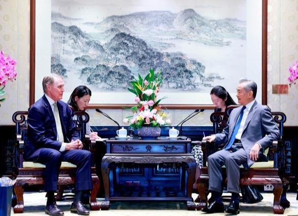 王毅外长这句话，等于给美国递了一把尺子
【综合新闻】8月27日，根据新华社报道，