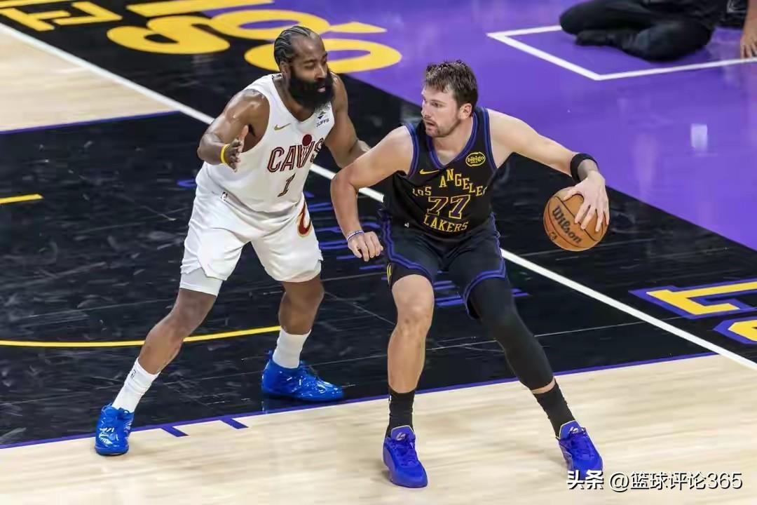 湖人胜骑士的3大策略:防守端压迫感，外线锁死米切尔，另外一个其他球队学不了。
