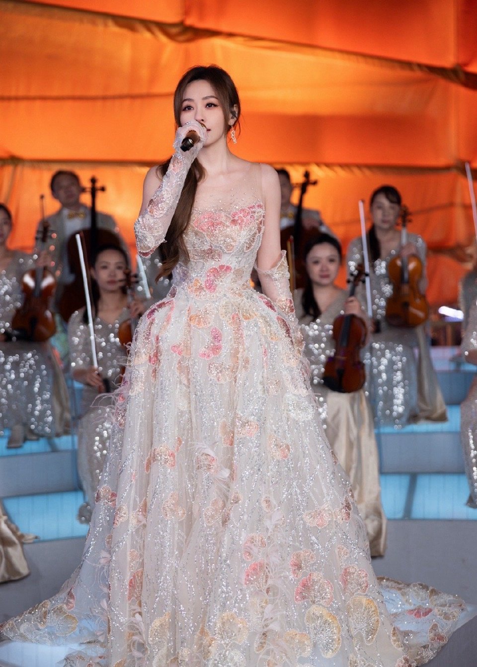 张靓颖行走的CD张靓颖宜宾分会场《江言》太夯了！长江首城的游船上，她稳如CD的嗓