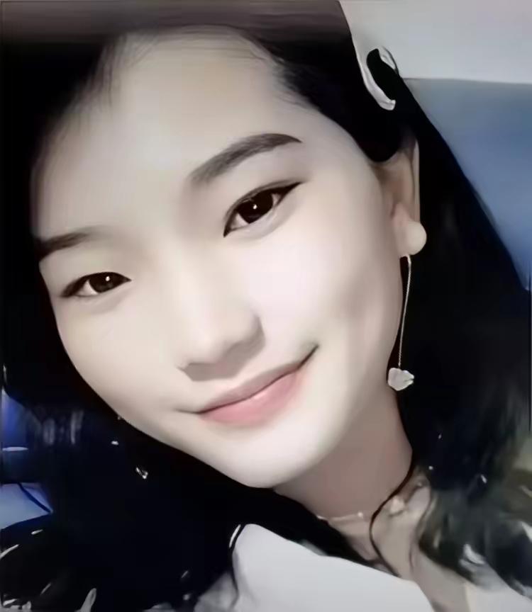 魏榕人称魏家三小姐，说明她还有两个姐姐。但网络上没有她姐姐的任何消息。是活得低调