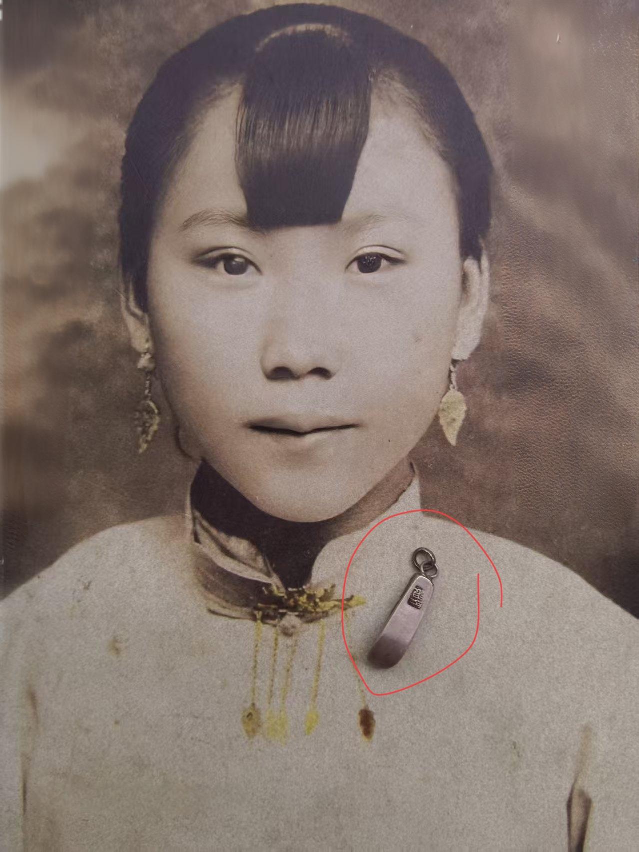 珍贵怀旧老照片清朝女子一度非常喜欢银饰品，你看图一这位女子衣服上别了一枚什么饰物