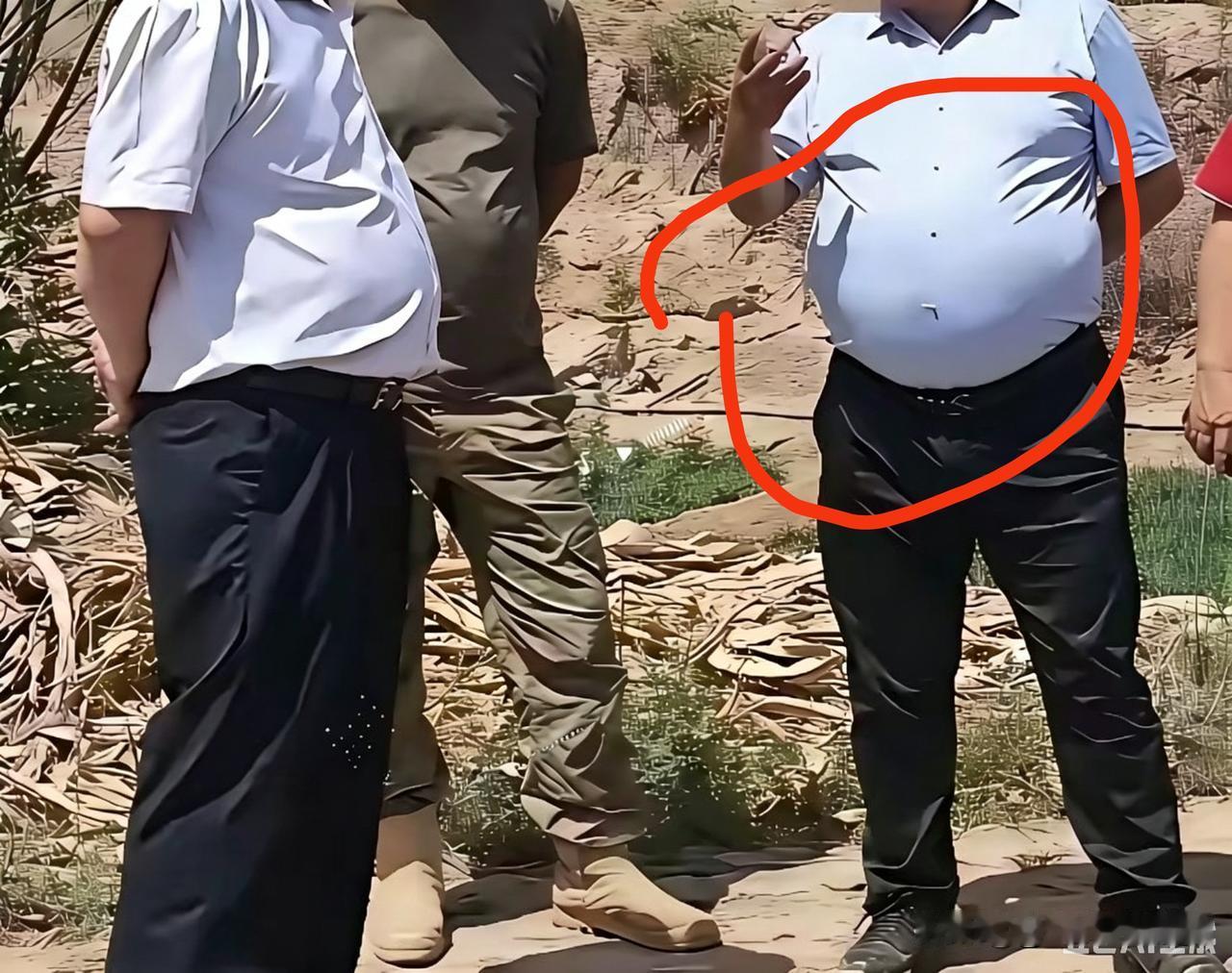 换一件宽松点的衣服，这样穿着不嘞的难受吗？看样子最多也就是个大队书记。县级领导绝