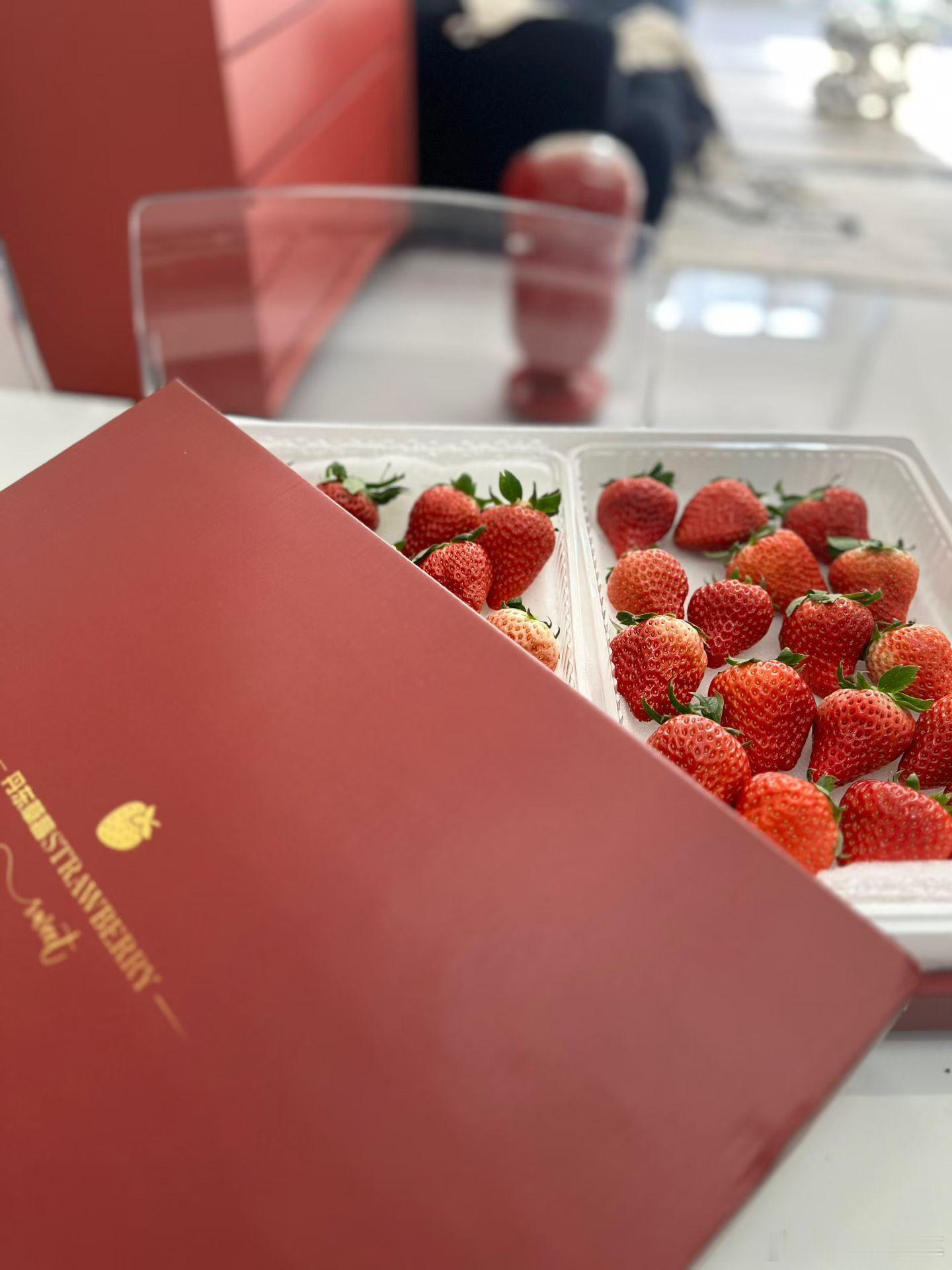 今年冬天的第一盒草莓 