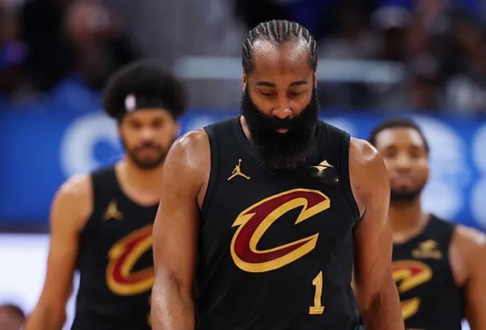 哈登三分4中0，米切尔三分9中2，就连斯特鲁斯今天三分都只有6中1，骑士队今天的