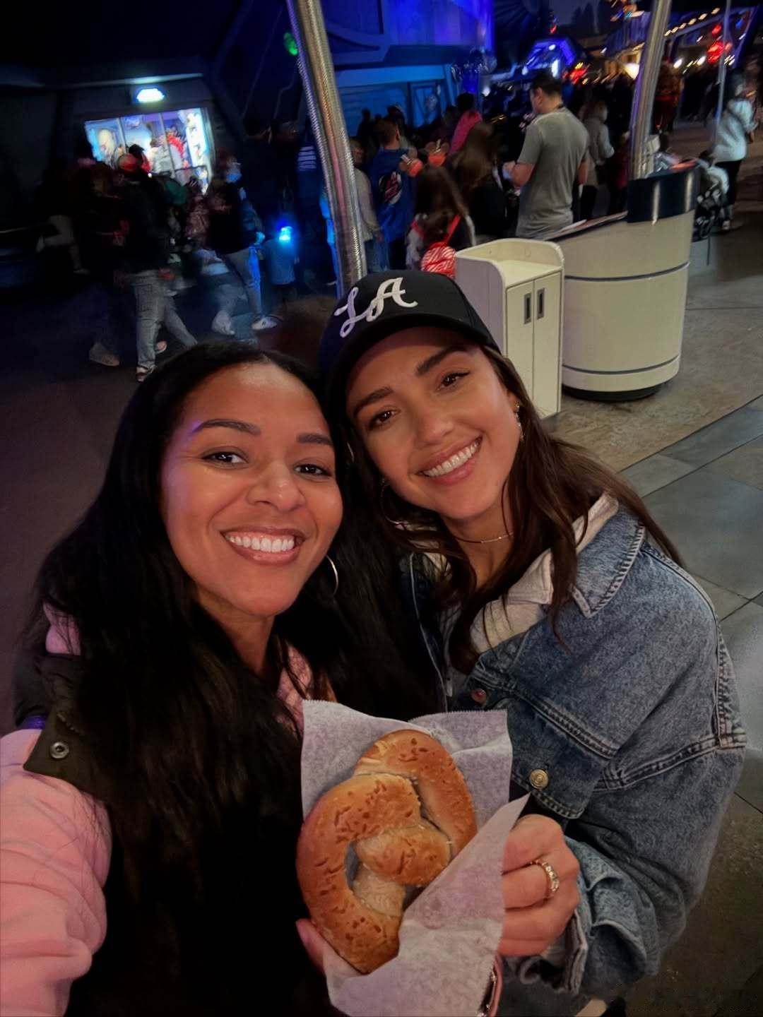 Jessica alba杰西卡阿尔芭为儿子Hayes庆祝八岁生日，和闺蜜们带着一